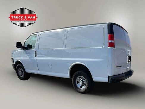 Used 2018 Chevrolet Express 3500 w/ Driver Convenience Package RWD image 4