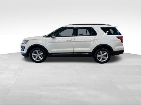Used 2017 Ford Explorer XLT w/ Equipment Group 202A AWD/4WD image 3