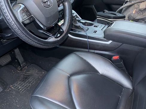 Used 2021 Toyota Highlander XLE image 9