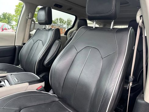 Used 2022 Chrysler Pacifica Limited FWD image 29