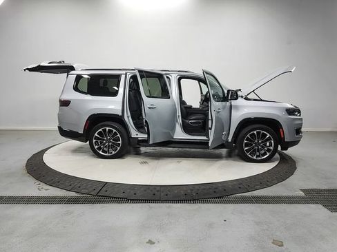 Used 2022 Jeep Wagoneer Series II w/ Premium Group I AWD/4WD image 16