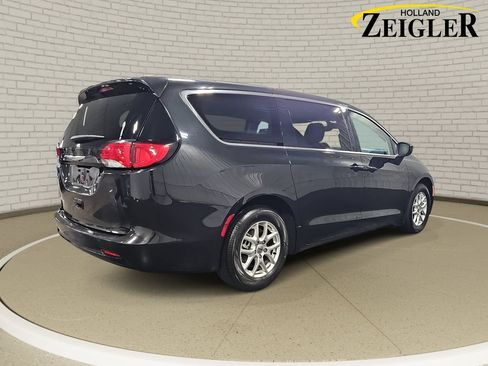 Used 2023 Chrysler Voyager LX FWD image 5