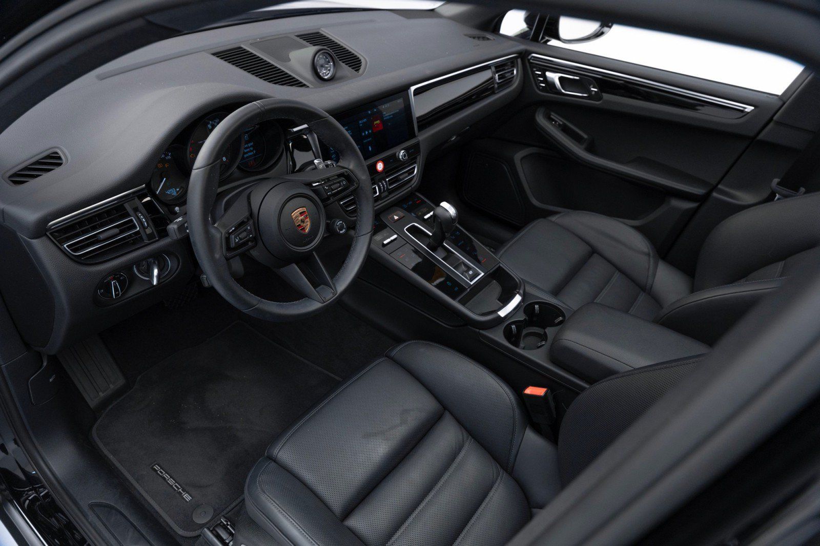 Certified 2024 Porsche Macan AWD/4WD image 4
