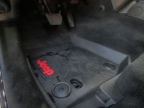Used 2024 Jeep Wrangler Unlimited AWD/4WD image 17