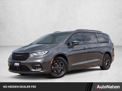 Used 2021 Chrysler Pacifica Limited w/ Uconnect Theater Family Group