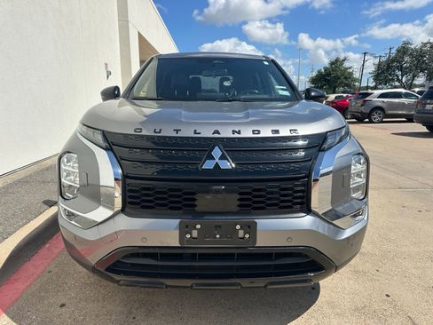 Used 2023 Mitsubishi Outlander SE AWD/4WD image 2