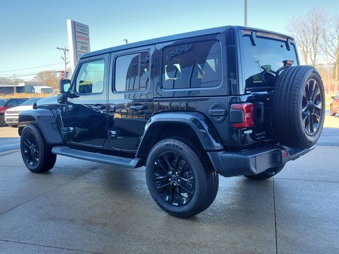 Used 2025 Jeep Wrangler Unlimited Sahara image 3