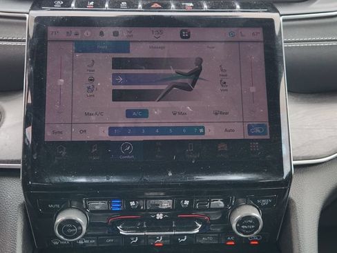 Used 2022 Jeep Grand Cherokee Overland w/ Luxury Tech Group IV AWD/4WD image 17