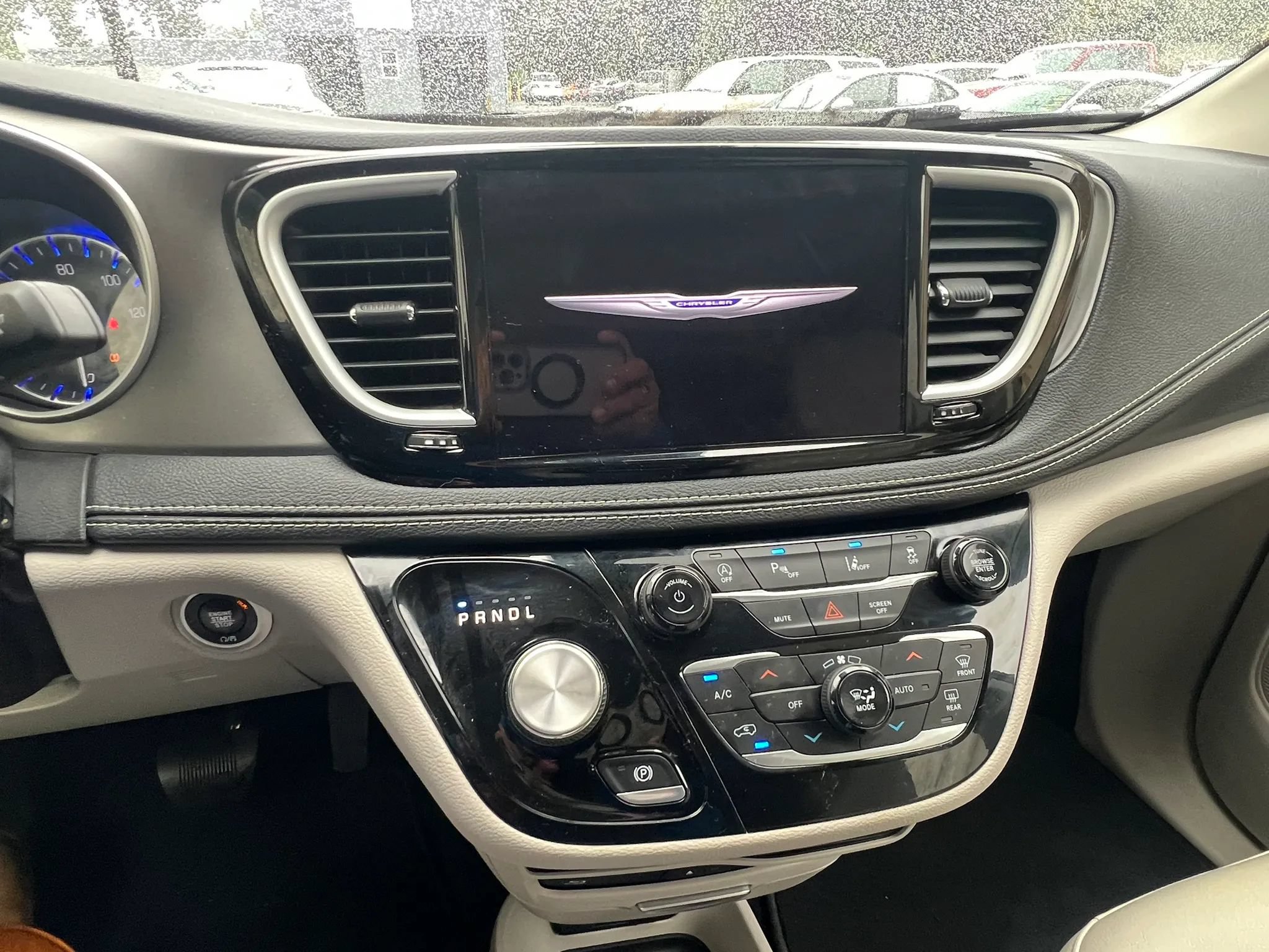 Used 2021 Chrysler Pacifica Touring-L w/ Uconnect Theater Family Group FWD image 21