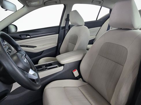 Used 2025 Nissan Altima 2.5 SV FWD image 18
