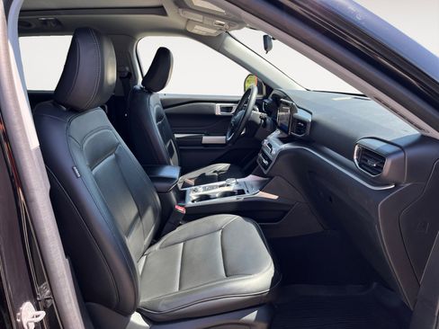 Used 2022 Ford Explorer XLT w/ Equipment Group 202A image 18