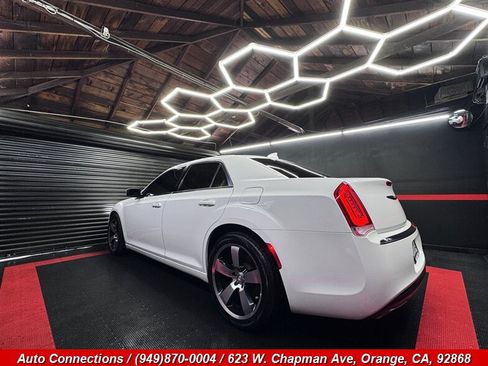 Used 2016 Chrysler 300 Limited RWD image 4