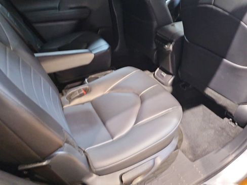 Used 2024 Toyota Highlander XLE FWD image 33
