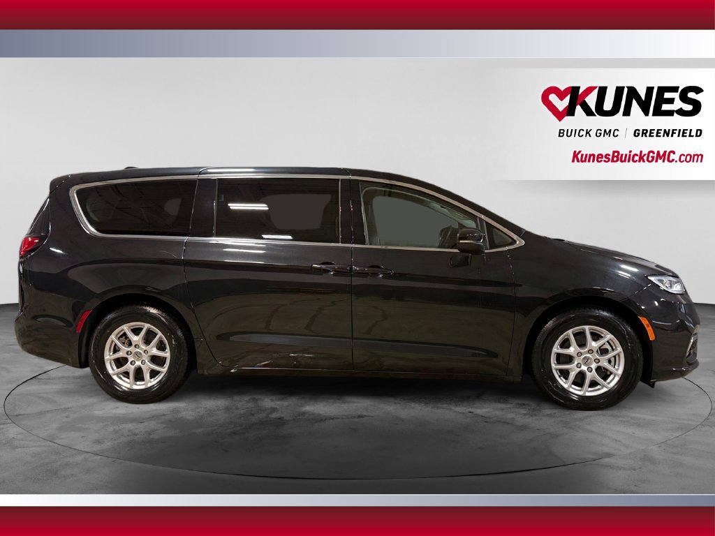 Used 2023 Chrysler Pacifica Touring-L FWD image 12
