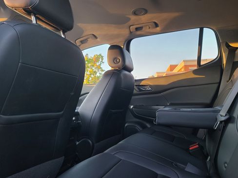 Used 2023 GMC Acadia SLT w/ Trailering Package image 23