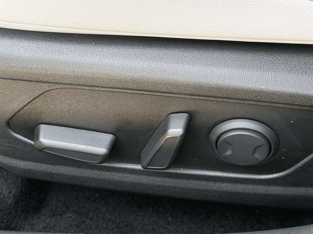 Certified 2025 Hyundai Elantra Limited FWD image 21