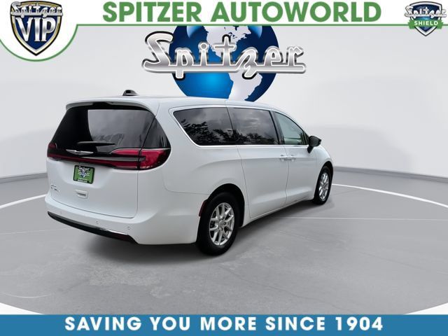 Used 2024 Chrysler Pacifica Touring-L FWD image 9
