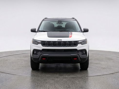 Used 2025 Jeep Compass Trailhawk AWD/4WD image 2