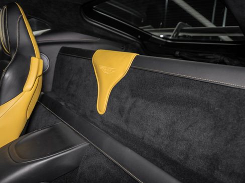 Used 2019 Aston Martin V8 Vantage Coupe image 14