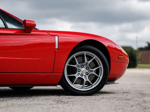 Used 2005 Ford GT RWD image 23