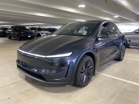 Used 2026 Tesla Model Y AWD image 1