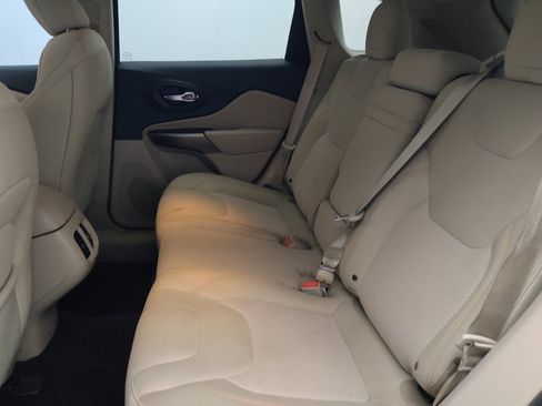 Used 2019 Jeep Cherokee Latitude w/ Popular Appearance Group FWD image 18