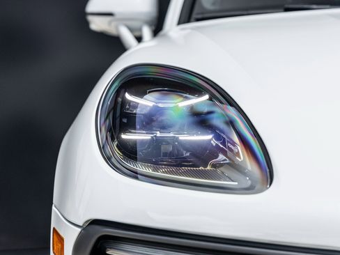 Certified 2025 Porsche Macan image 16