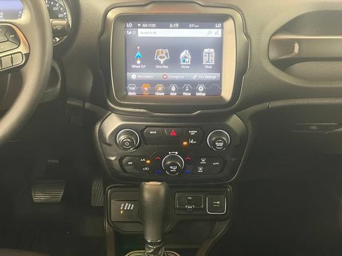 Used 2022 Jeep Renegade Latitude AWD/4WD image 2