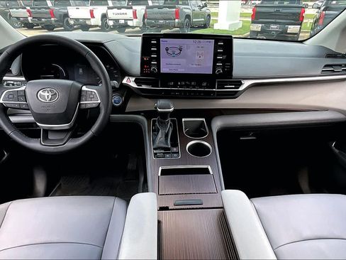 Used 2021 Toyota Sienna XLE FWD image 16