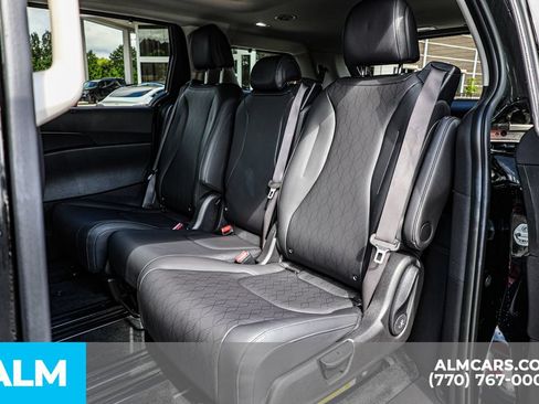 Used 2025 Kia Carnival SX w/ SX Dark Edition Package FWD image 18