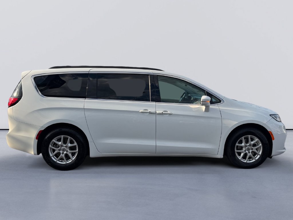 Used 2022 Chrysler Pacifica Touring-L FWD image 2