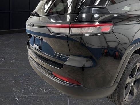 Used 2023 Jeep Grand Cherokee Limited w/ Luxury Tech Group II image 34