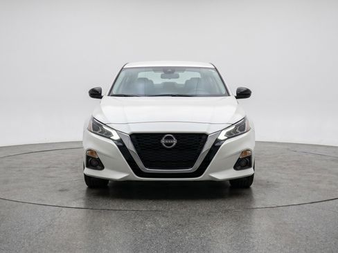 Used 2025 Nissan Altima 2.5 SV FWD image 2