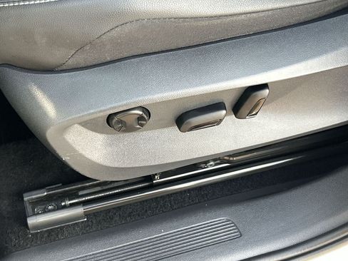 Used 2022 Volkswagen Tiguan SE FWD image 17