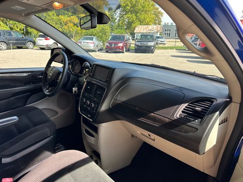 Used 2018 Dodge Grand Caravan SE w/ UConnect Hands-Free Group image 18
