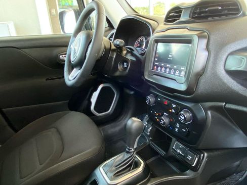 Used 2021 Jeep Renegade Latitude FWD image 42
