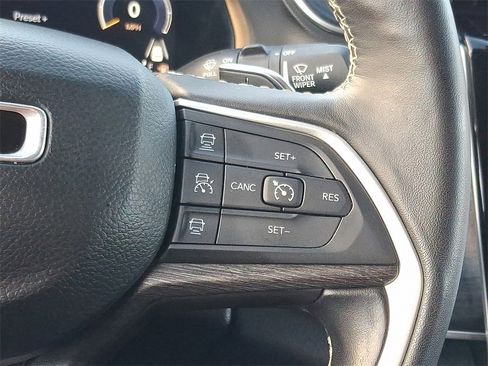 Used 2022 Jeep Grand Cherokee Limited image 23