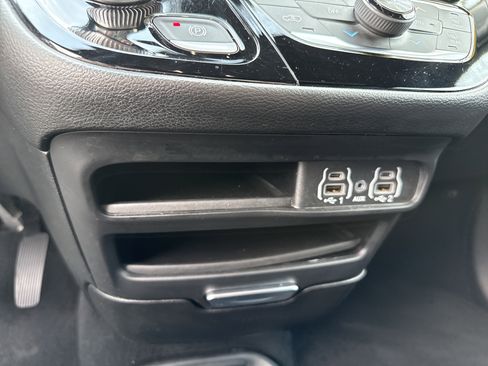 Used 2025 Chrysler Pacifica Select image 29