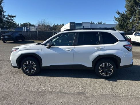 Used 2025 Subaru Forester Premium image 3
