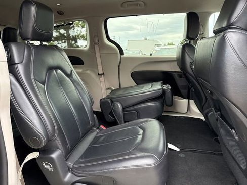 Used 2022 Chrysler Pacifica Touring-L FWD image 10