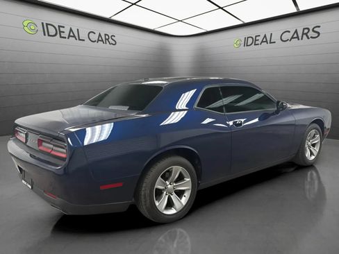 Used 2015 Dodge Challenger SXT RWD image 5