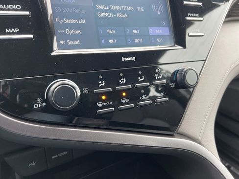 Used 2020 Toyota Camry LE image 10