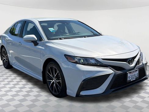 Used 2023 Toyota Camry SE FWD image 3
