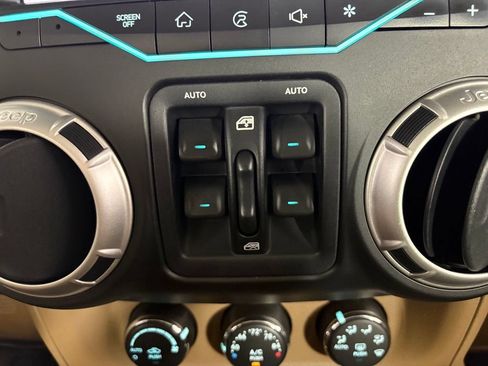 Used 2017 Jeep Wrangler Unlimited Rubicon w/ Connectivity Group AWD/4WD image 26