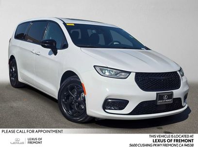 Used 2023 Chrysler Pacifica Limited w/ Uconnect Theater Family Group