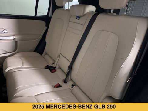 Used 2025 Mercedes-Benz GLB 250 4MATIC image 12
