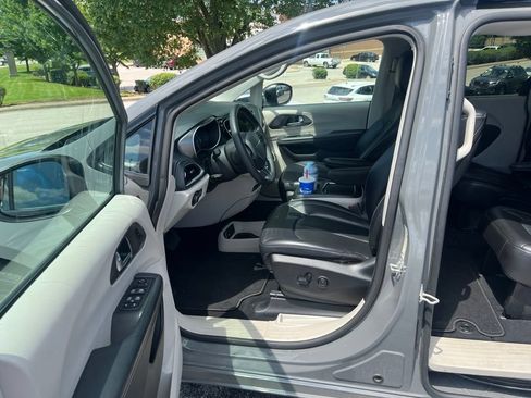 Used 2023 Chrysler Pacifica Touring-L w/ Uconnect Theater Family Group AWD/4WD image 6