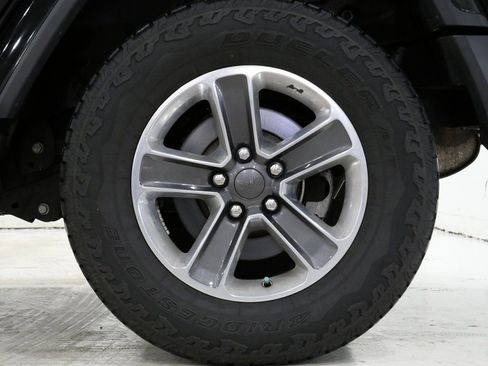 Used 2019 Jeep Wrangler Unlimited Sahara image 10