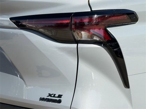 Used 2024 Toyota Sienna XLE Woodland Edition image 7