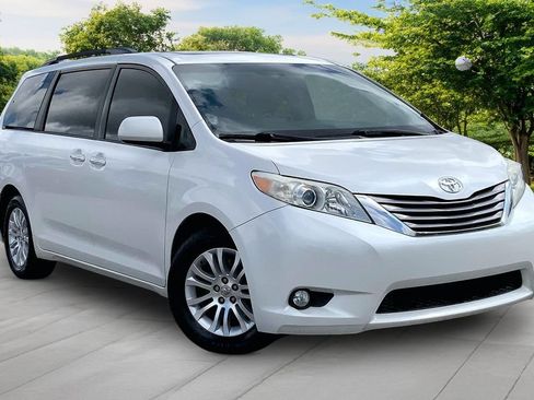 Used 2015 Toyota Sienna XLE Premium FWD image 3